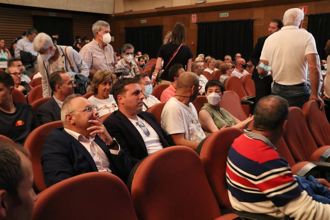 La experiencia FID rinde homenaje a los integrantes del Baloncesto León en el Teatro San Francisco. 