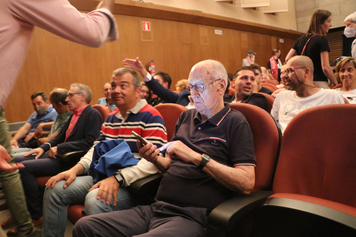 La experiencia FID rinde homenaje a los integrantes del Baloncesto León en el Teatro San Francisco. 