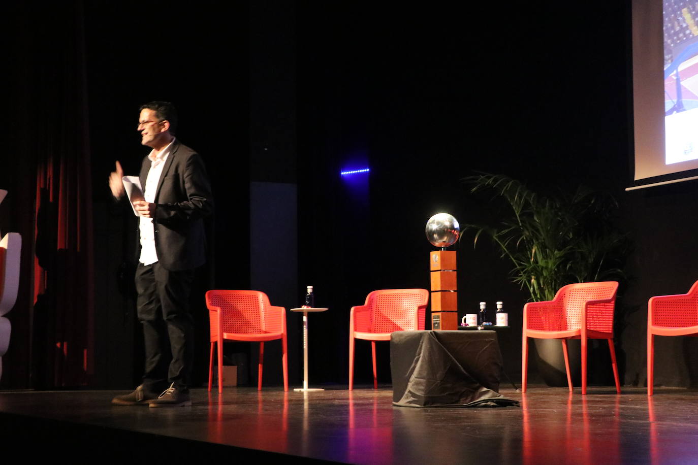 La experiencia FID rinde homenaje a los integrantes del Baloncesto León en el Teatro San Francisco. 