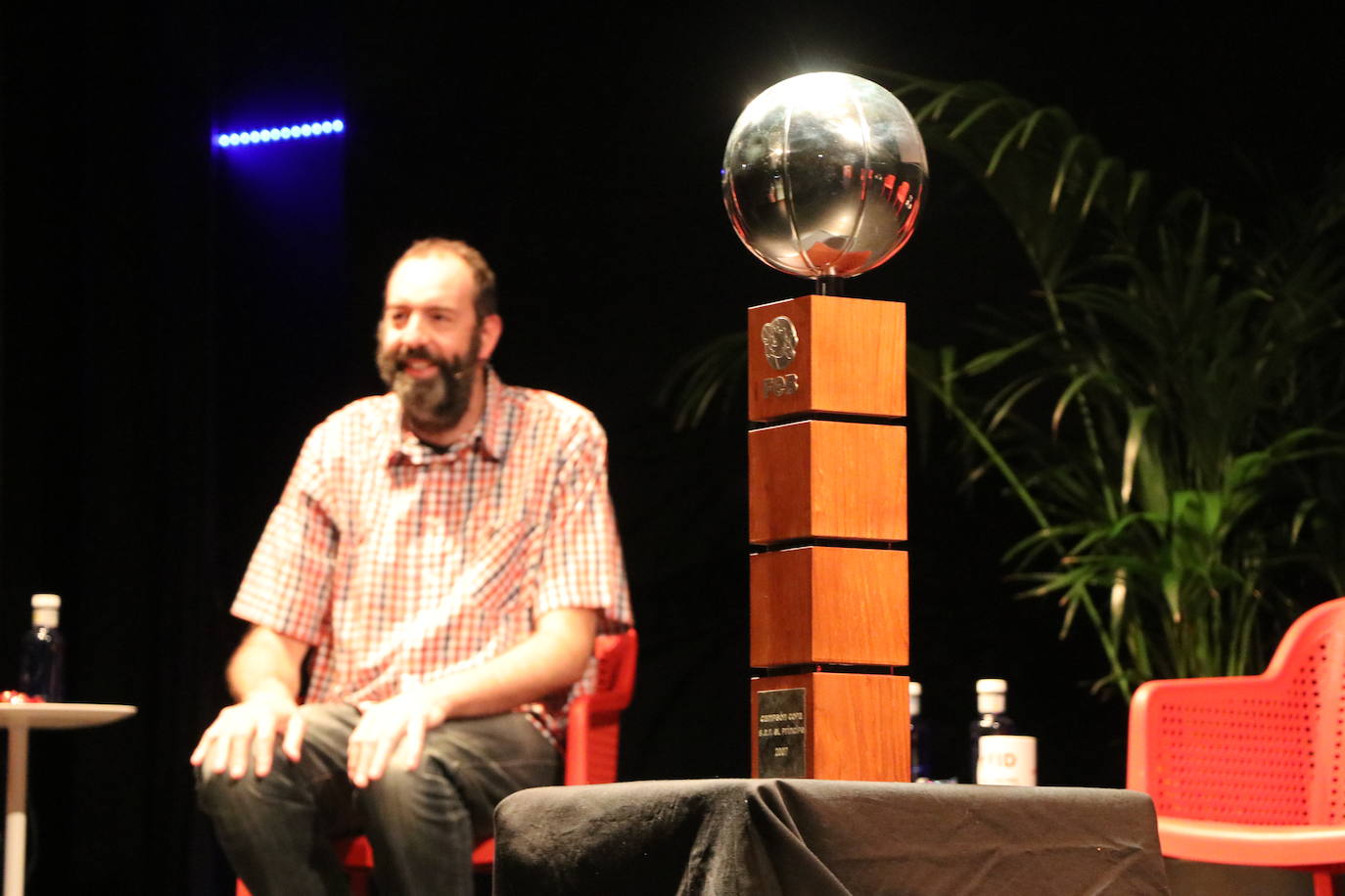 La experiencia FID rinde homenaje a los integrantes del Baloncesto León en el Teatro San Francisco. 