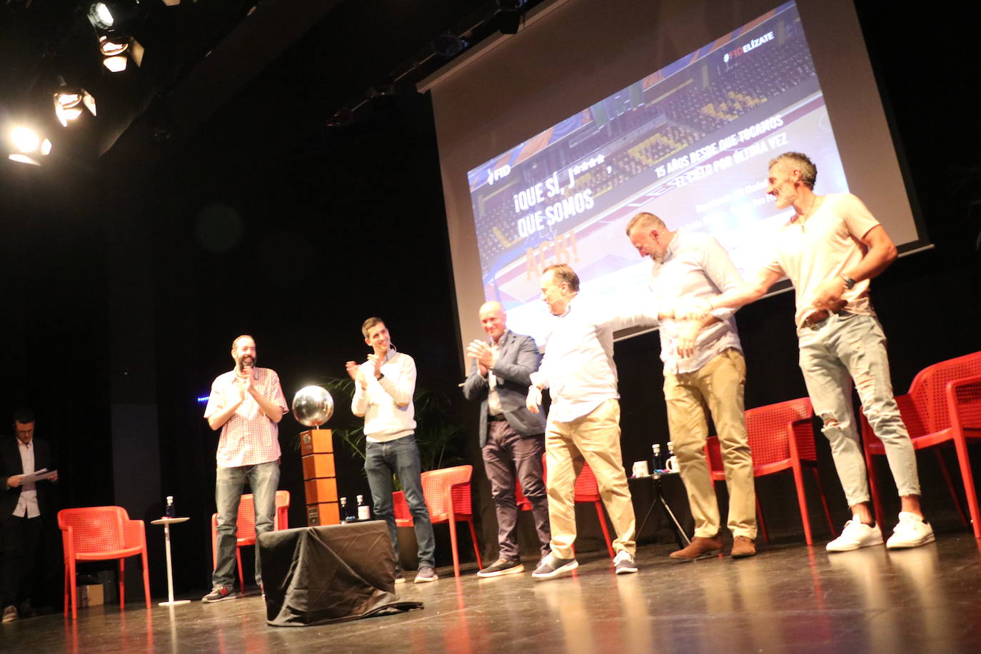 La experiencia FID rinde homenaje a los integrantes del Baloncesto León en el Teatro San Francisco. 