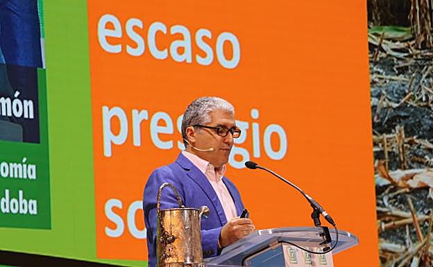 El catedrático del Departamento de Economía Agraría de la Universidad de Córdoba, José Antonio Gómez-Limón en la ponencia sobre el «Futuro del regadío en España». 