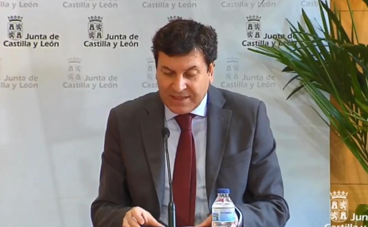 El consejero de Hacienda, Carlos Fernández Carriedo, en una rueda de prensa.