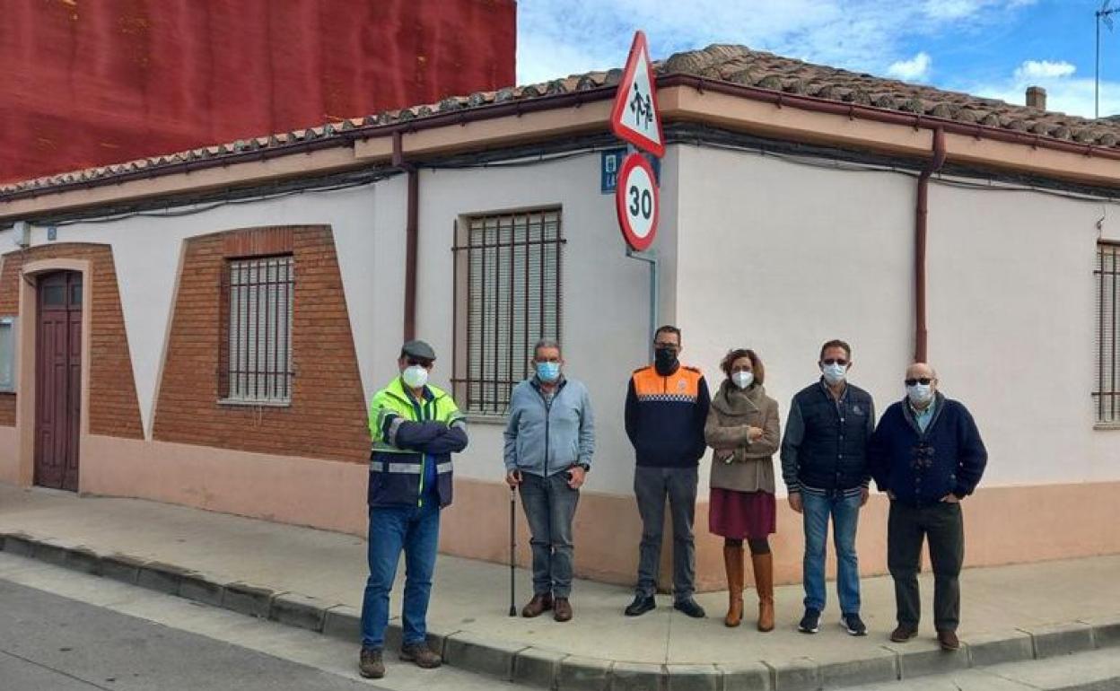 La alcaldesa de la localidad junto a varios ediles en la zona de escuelas que se rehabilitará. 