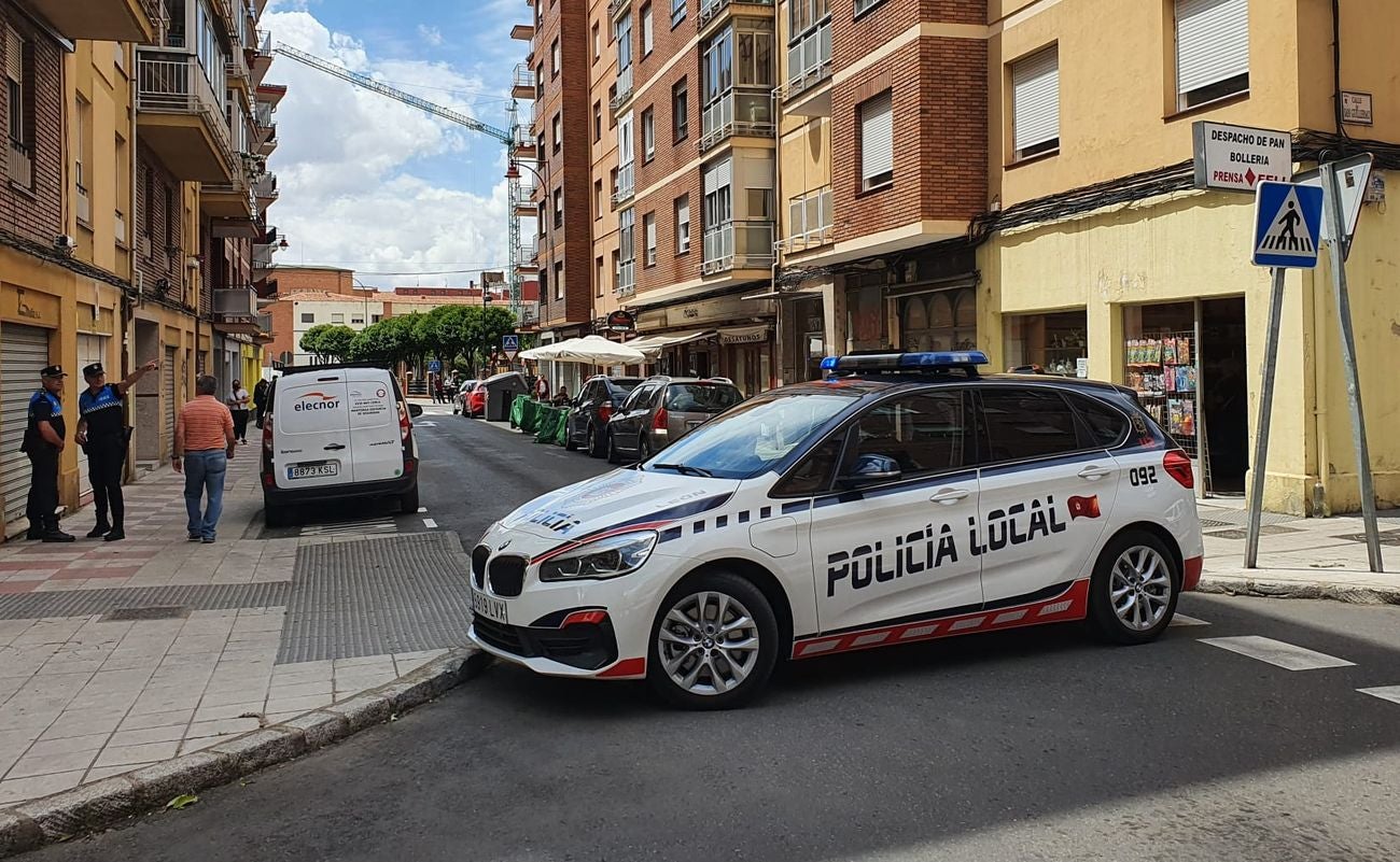 Un fuga de gas en una vivienda obliga a cortar la calle Batalla de Clavijo en León capital. Bomberos de León tuvo que intervenir en el lugar para comprobar el grado de la fuga. La empresa suministradora cortó el flujo de gas y sus técnicos revisarán la instalación. 