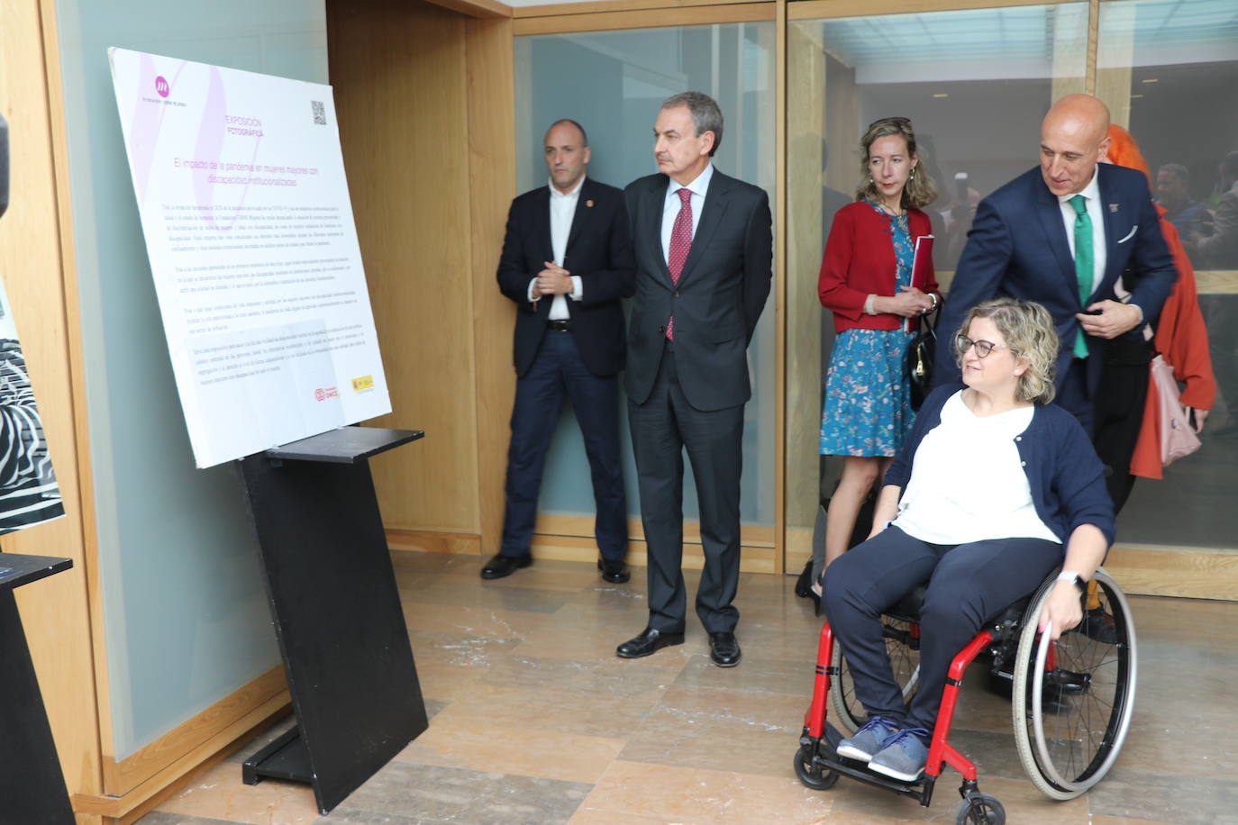 Exposición en el Ayuntamiento de León de Cermi Mujeres y las situaciones vividas en el confinamiento con personas con discpacidad en residencias.