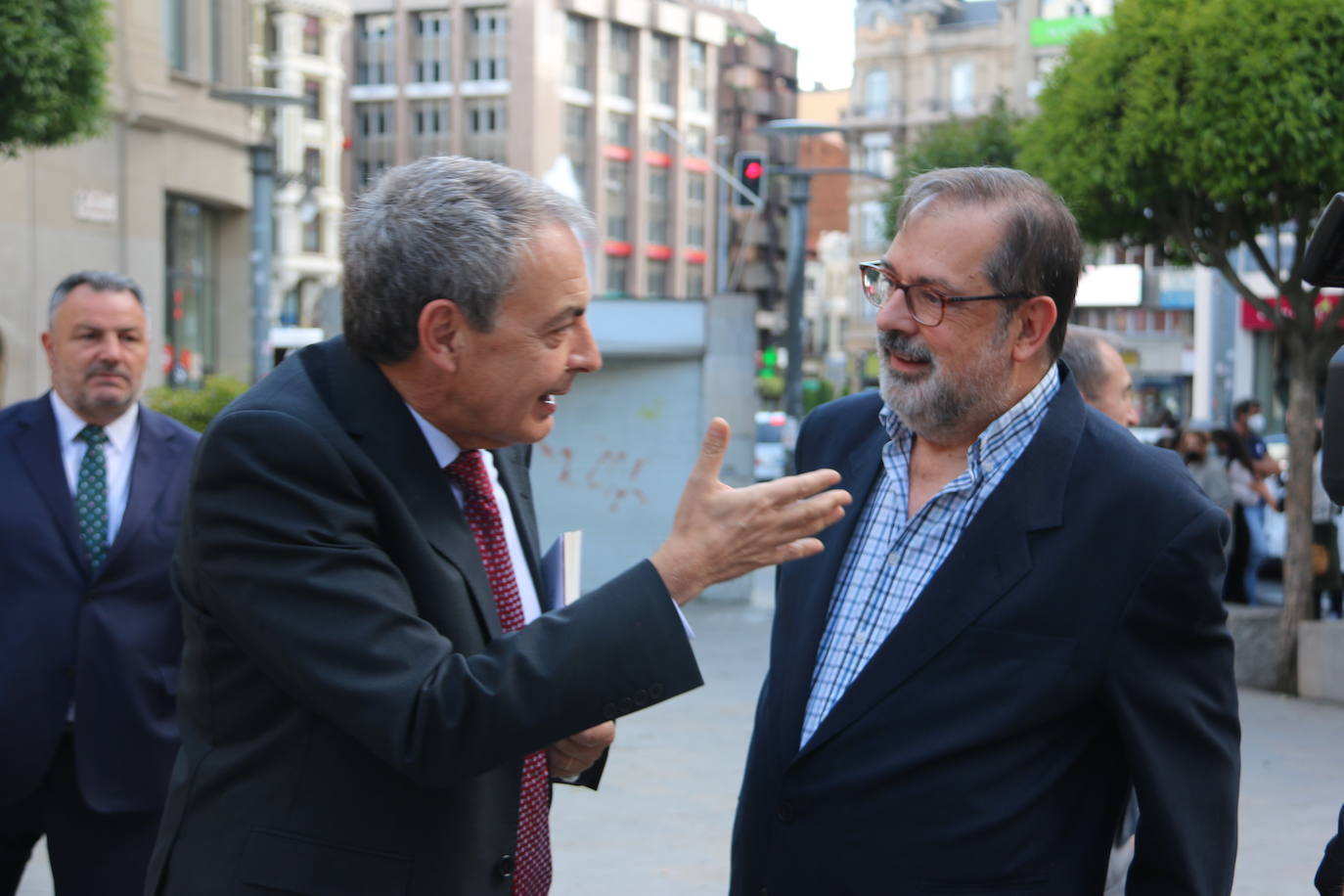 El IES Juan del Enzina acoge la puesta de largo de 'Ven y mira', un libro de los periodistas Esther Bajo y Joaquín Revuelta que recupera la historia del Cine Club Universitario de León | José Luis Rodríguez Zapatero firma el prólogo de un libro que permite «saborear la amistad y el amor»