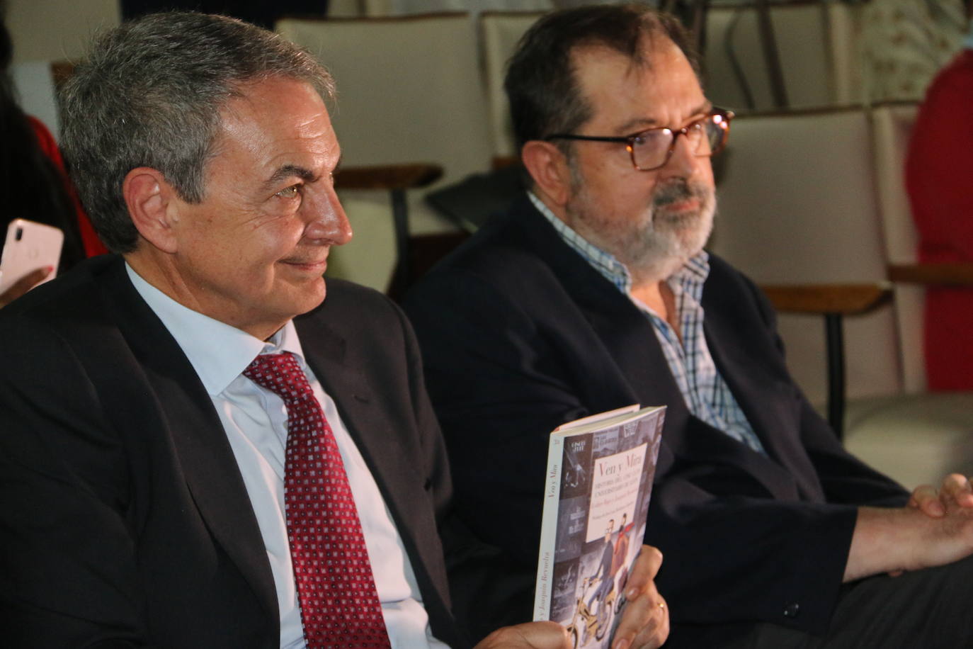 El IES Juan del Enzina acoge la puesta de largo de 'Ven y mira', un libro de los periodistas Esther Bajo y Joaquín Revuelta que recupera la historia del Cine Club Universitario de León | José Luis Rodríguez Zapatero firma el prólogo de un libro que permite «saborear la amistad y el amor»