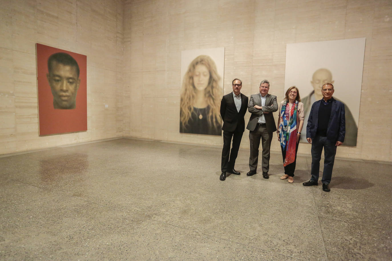 La directora General de Políticas Culturales, Inmaculada Martínez, y el director del Museo de Arte Contemporáneo de Castilla y León, Álvaro Rodríguez Fominaya, presentan la exposición 'Y.Z. Kami: De forma silenciosa / In a Silent Way' junto a su comisario, Steven Henry Madoff.