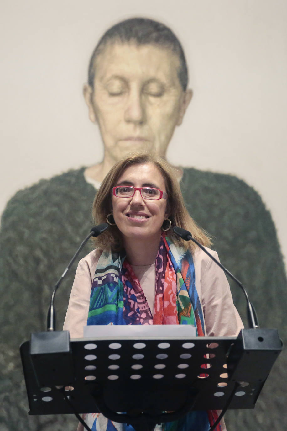 La directora General de Políticas Culturales, Inmaculada Martínez, y el director del Museo de Arte Contemporáneo de Castilla y León, Álvaro Rodríguez Fominaya, presentan la exposición 'Y.Z. Kami: De forma silenciosa / In a Silent Way' junto a su comisario, Steven Henry Madoff.