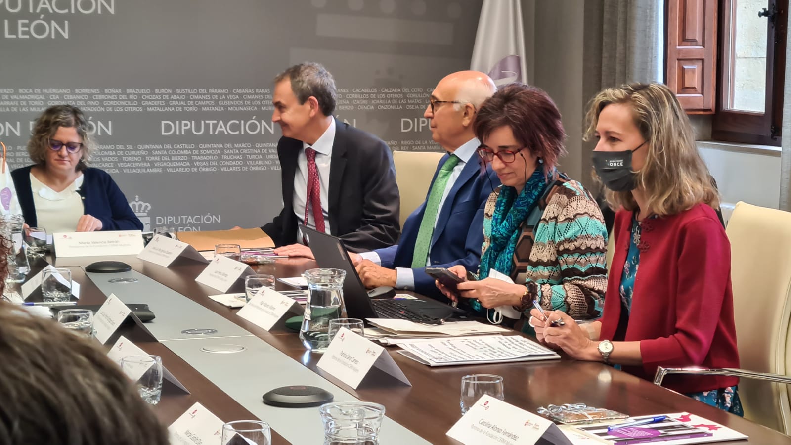 Fotos: Zapatero preside la reunión de Cermi Mujeres en León