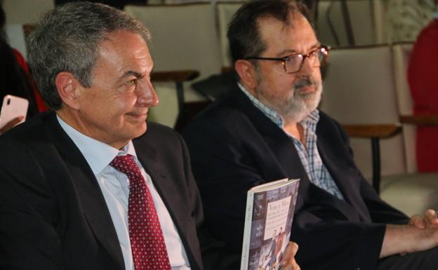 El ex presidente del Gobierno, José Luis Rodríguez Zapatero. asiste a la presentación del libro 'Ven y Mira. Historia del Cine Club Universitario de León'.