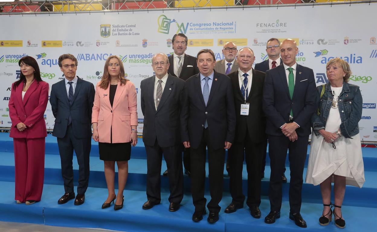 El ministro y el consejero junto a otras autoridades hoy, en León, en la clausura del Congreso Nacional de Regantes. 