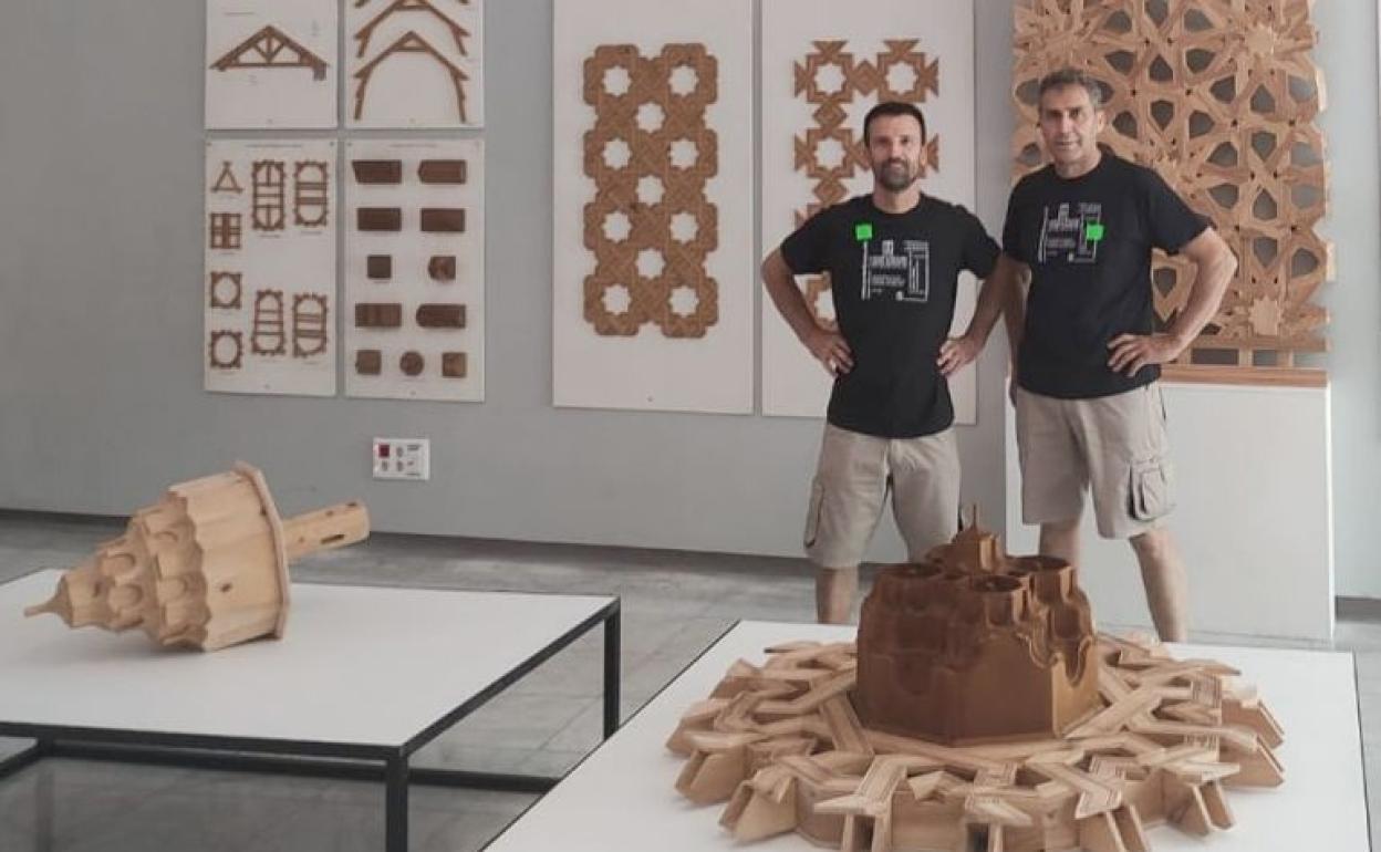 Los profesores del Centro de Oficios y Artes Plásticas de León Agustín Castellanos Miguélez y Ricardo Cambas Vallinas. 