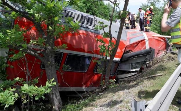 Los servicios de rescate tratan de sacar a los pasajeros del tren descarrilado.