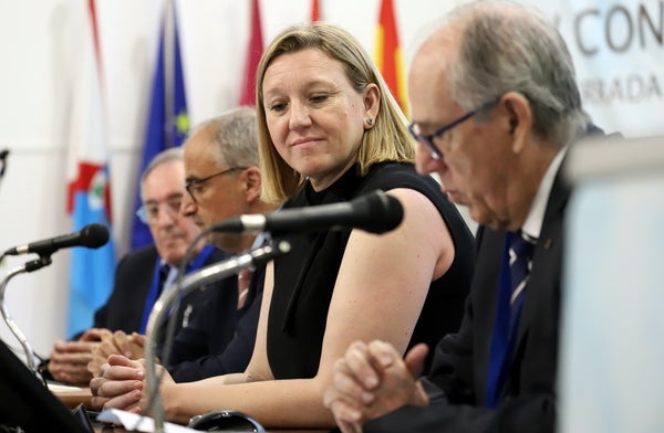 La consejera de Familia, Isabel Blanco, el alcalde de Ponferrada, Olegario Ramón, y el presidente de Fesbal, Pedro Miguel Llorca, inauguran el XXV Congreso de la Federación de Bancos de Alimentos.