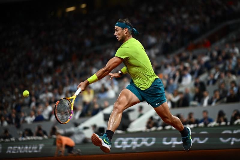 Rafa Nadal golpea una bola en un partido del presente Roland Garros.