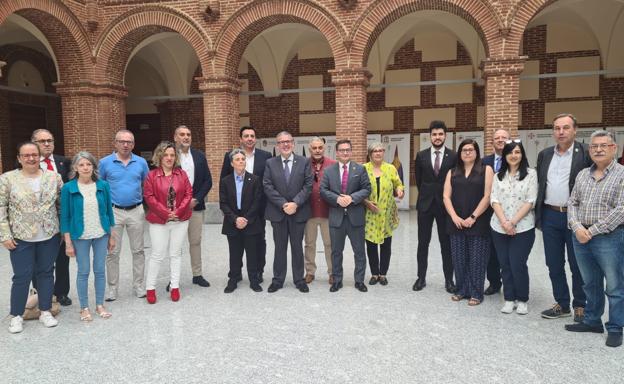 Los representantes de las cofradías leonesas acuden a la presentación de la procesión extraordinaria que se celebrará en León.