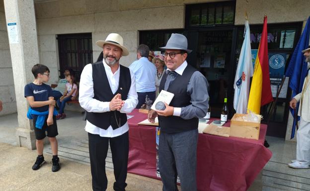 Galería. Los alcaldes firman en el libro de honor.