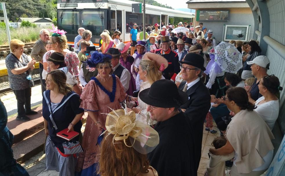 Decenas de los pasajeros, vestidos de época, en el andén de la localidad gallega.