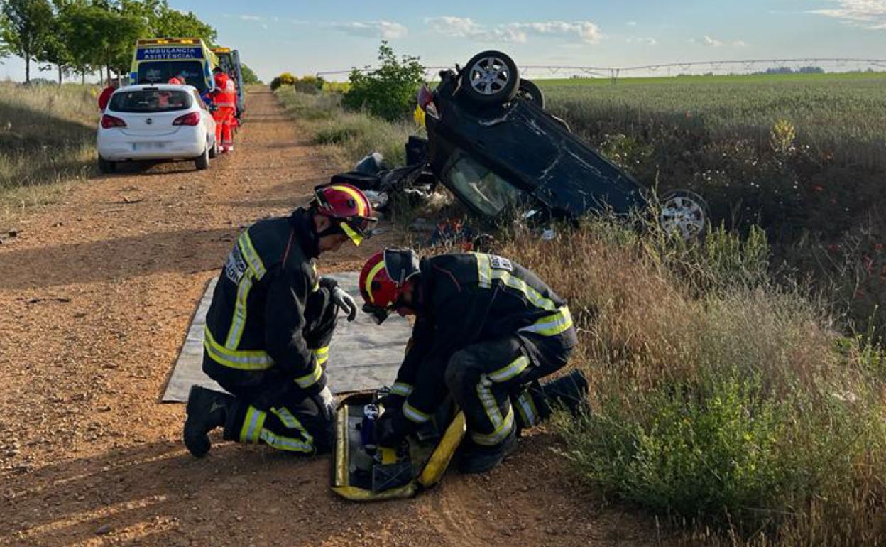 Los Bomberos de León tuvieron que intervenir en el lugar del siniestro y una ambulancia de Sacyl tuvo que acudir para socorrer a la persona herida.