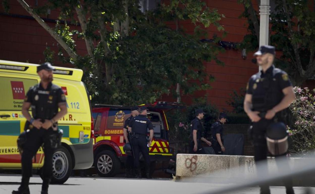 La Policía, frente a la casa. 