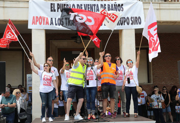 Los vecinos de la localidad palentina de Venta de Baños desbordaron hoy la Plaza de la Constitución en la primera manifestación de protesta tras el anuncio realizado por Cerealto Siro Foods. 