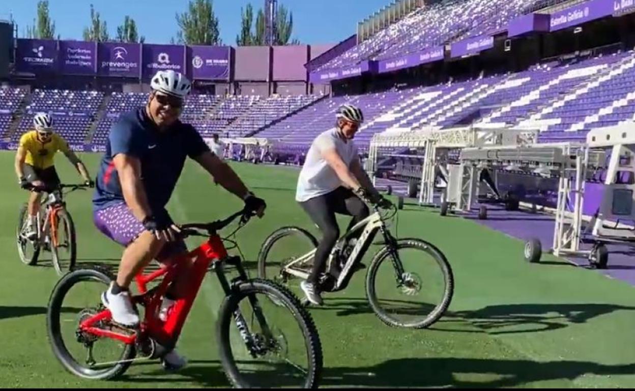 Imagen de Ronaldo Nazário en bicicleta en el estadio Nuevo José Zorrilla. 