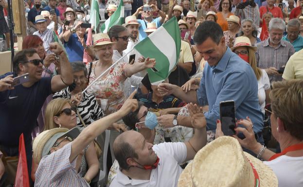 Sánchez saluda a los militantes socialists que han acudido al acto en Cuevas de Almanzora. 