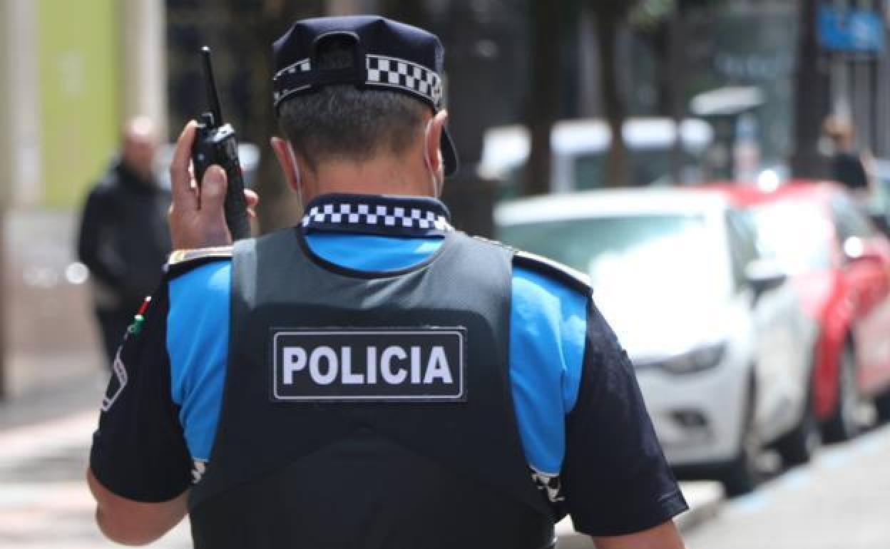 Imagen de archivo de un policía local de León.