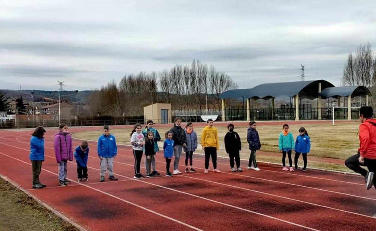 Los jóvenes se iniciaron en el mundo del atletismo.