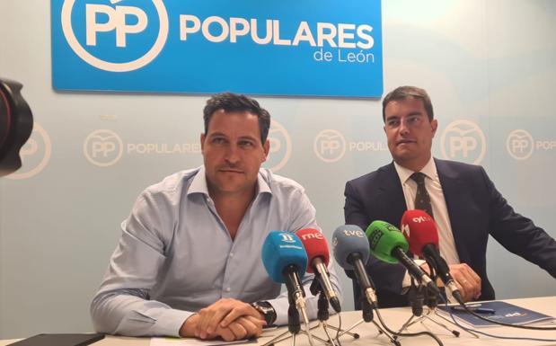 Raúl de la Hoz (izquierda), acompañado por Ángel Ibáñez, en una rueda de prensa en la sede del PP de León.