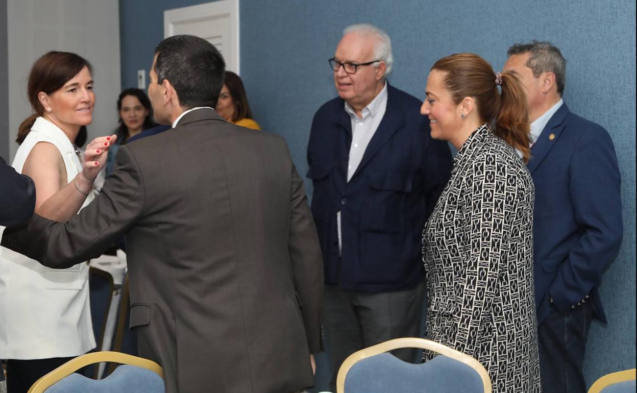 El director general de Industria y Pequeña y Mediana Empresa, Galo Gutiérrez(C), acompañado de la delegada del Gobierno, Virginia Barcones(D), participa en un desayuno informativo, con empresarios, organizado por la Delegación del Gobierno en Castilla y León sobre el PERTE Agroalimentario y las ayudas del Ministerio de Industria, Comercio y Turismo.