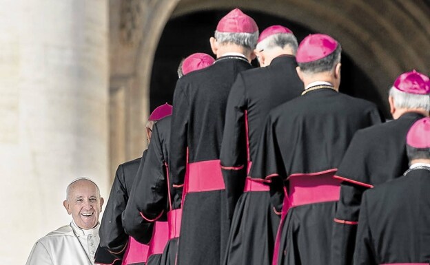 El Papa Francisco saluda a los obispos durante una audiencia general.