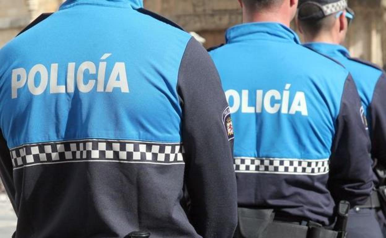 Los agentes tramitaron dos actas por inacutación de armas blancas a estas dos personas.