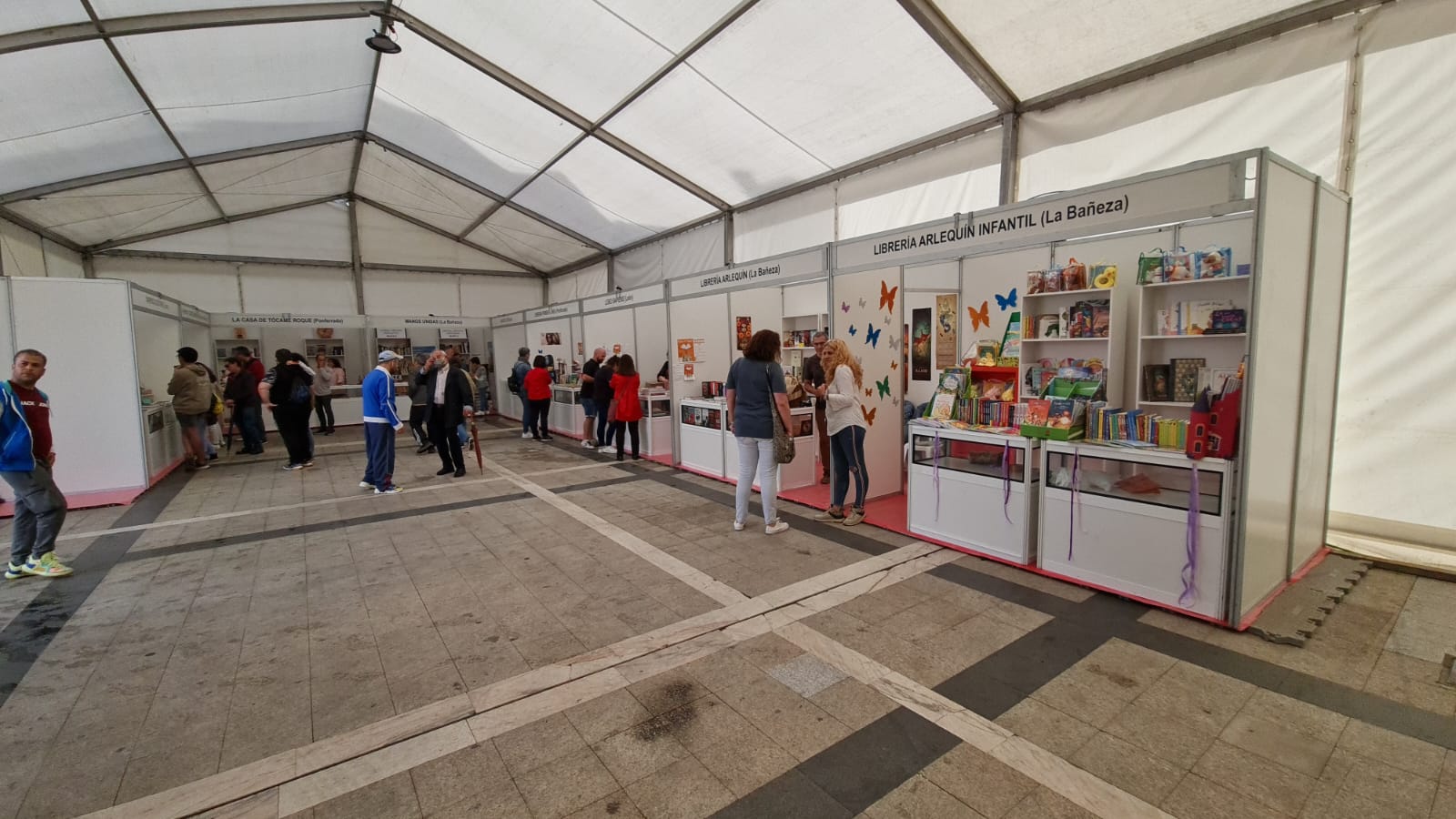 Fotos: Feria del Libro en La Bañeza