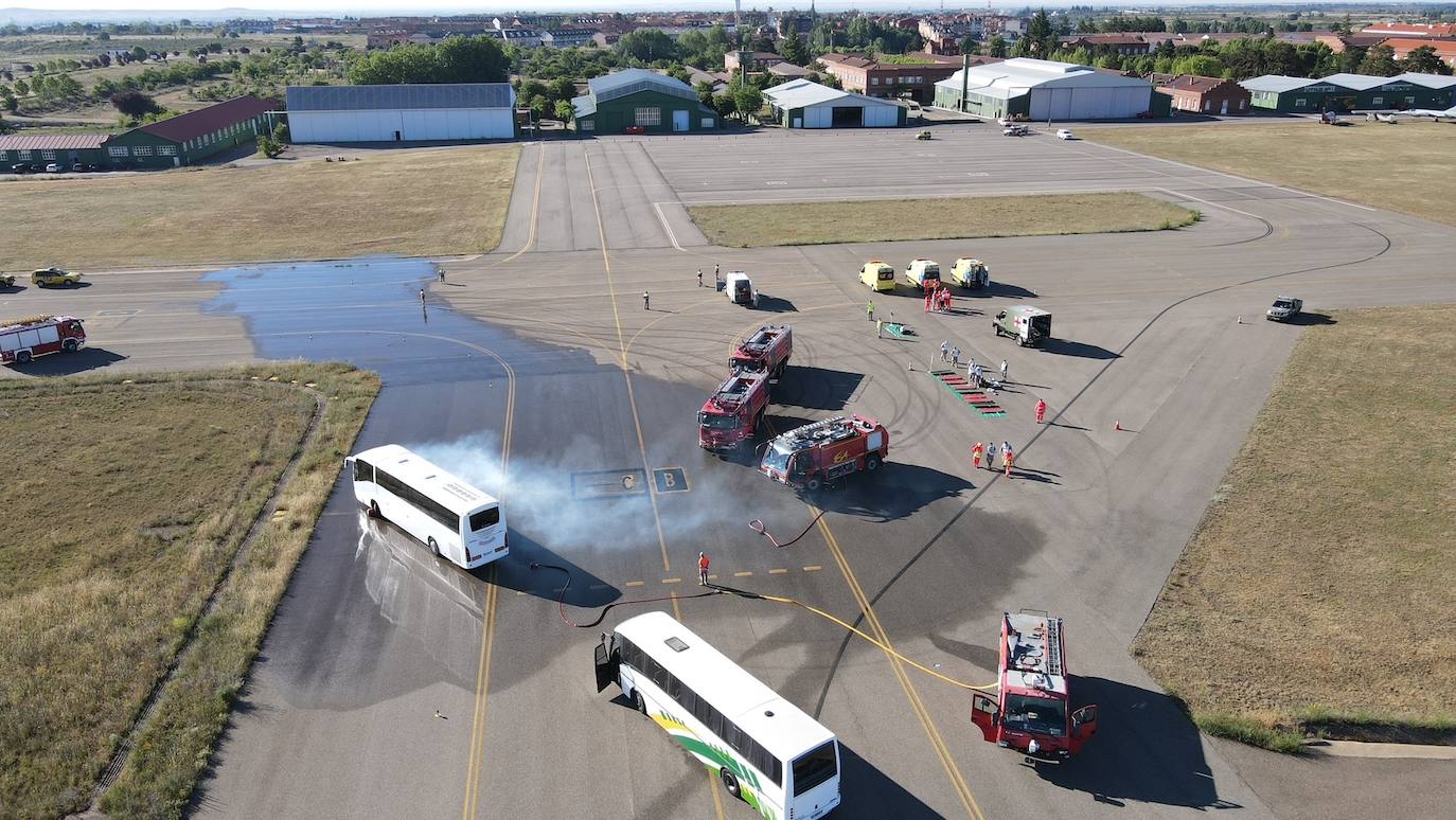 Simulacro de accidente aéreo en el Aeródromo Militar de León