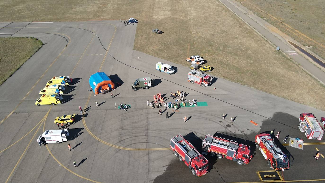 Simulacro de accidente aéreo en el Aeródromo Militar de León