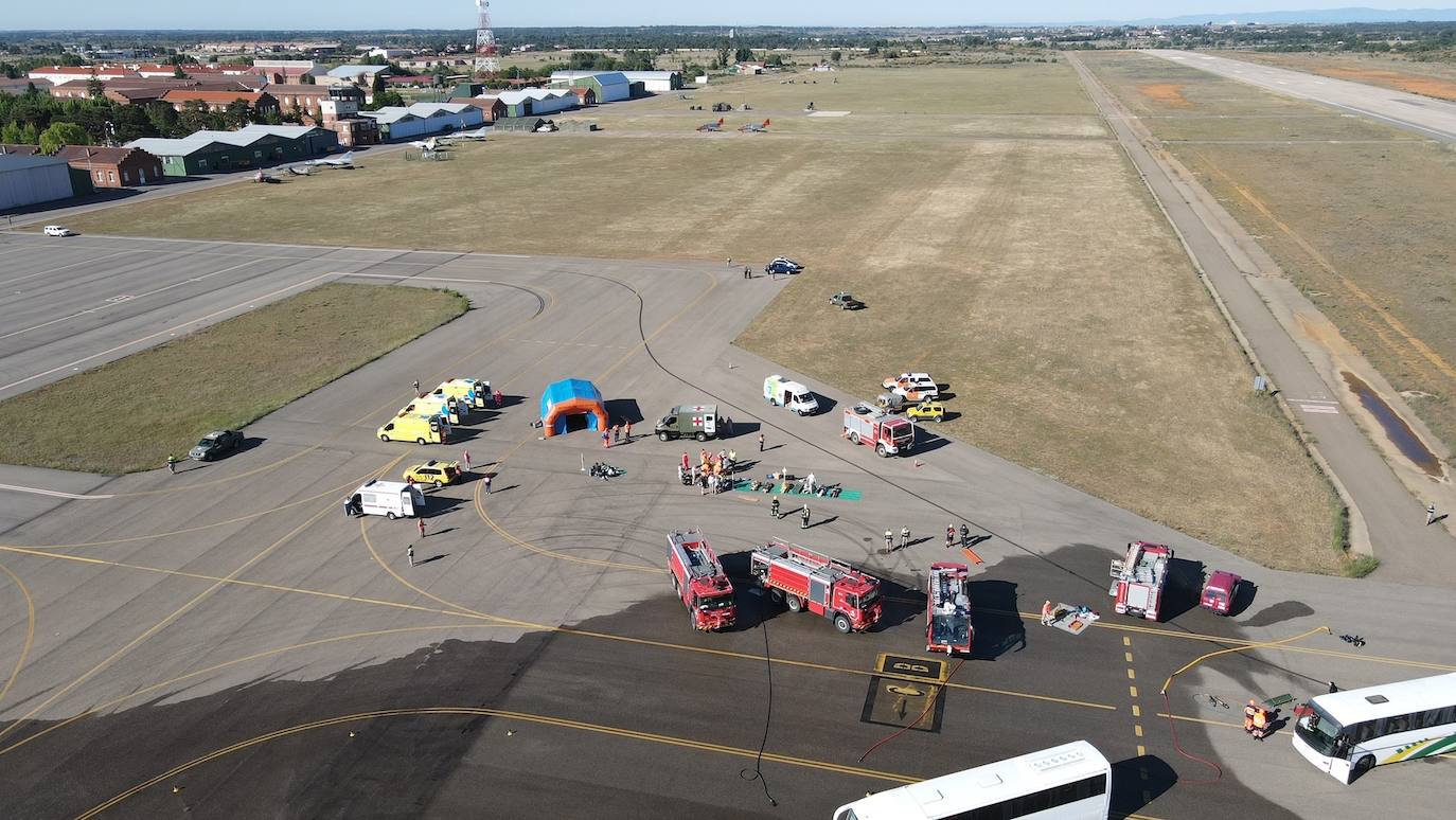 Simulacro de accidente aéreo en el Aeródromo Militar de León