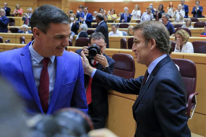 Pedro Sánchez y Alberto Núñez Feijóo se saludan en el Senado. 