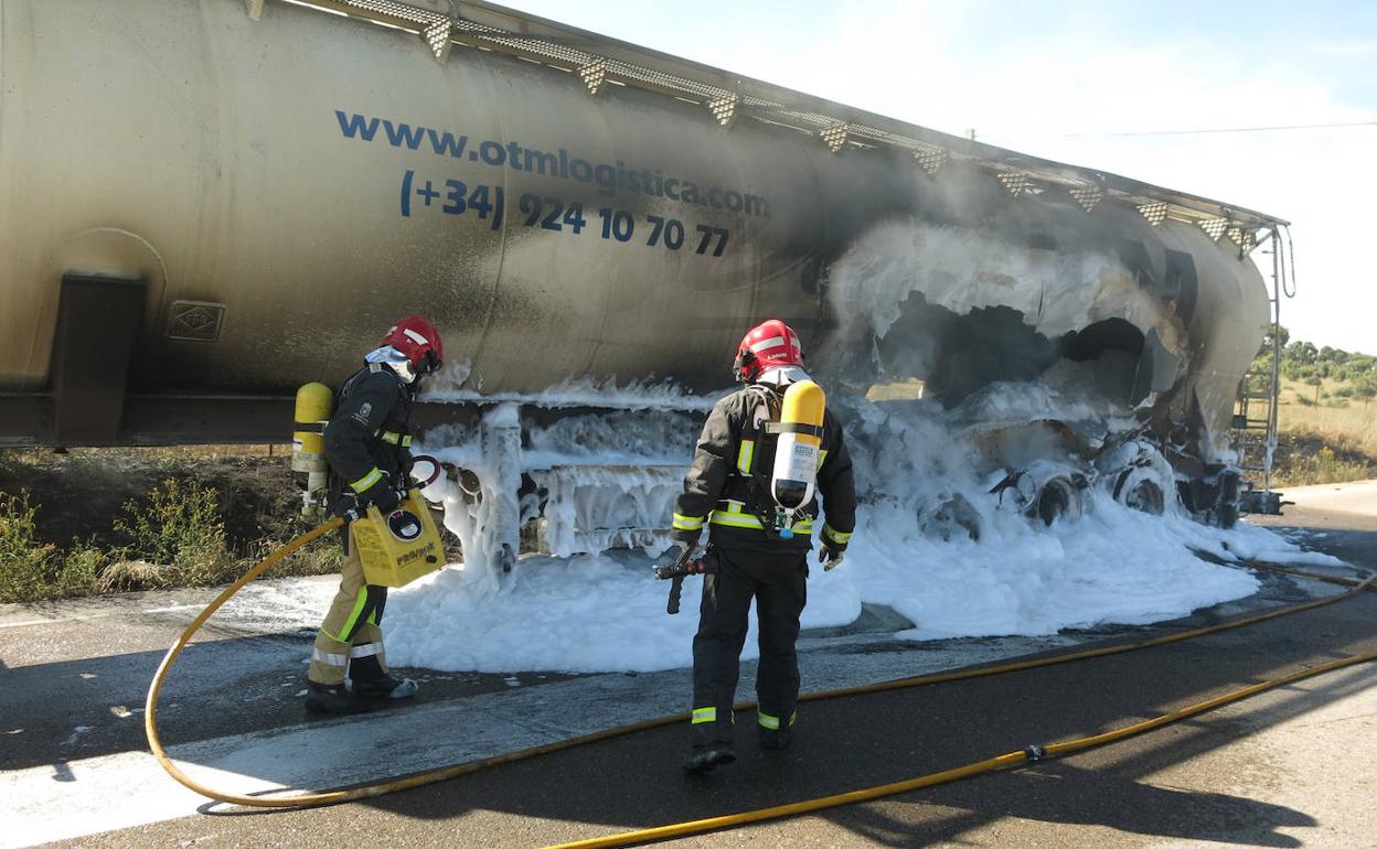 Incendio de un camión en El Bodón, provincia de Salamanca.