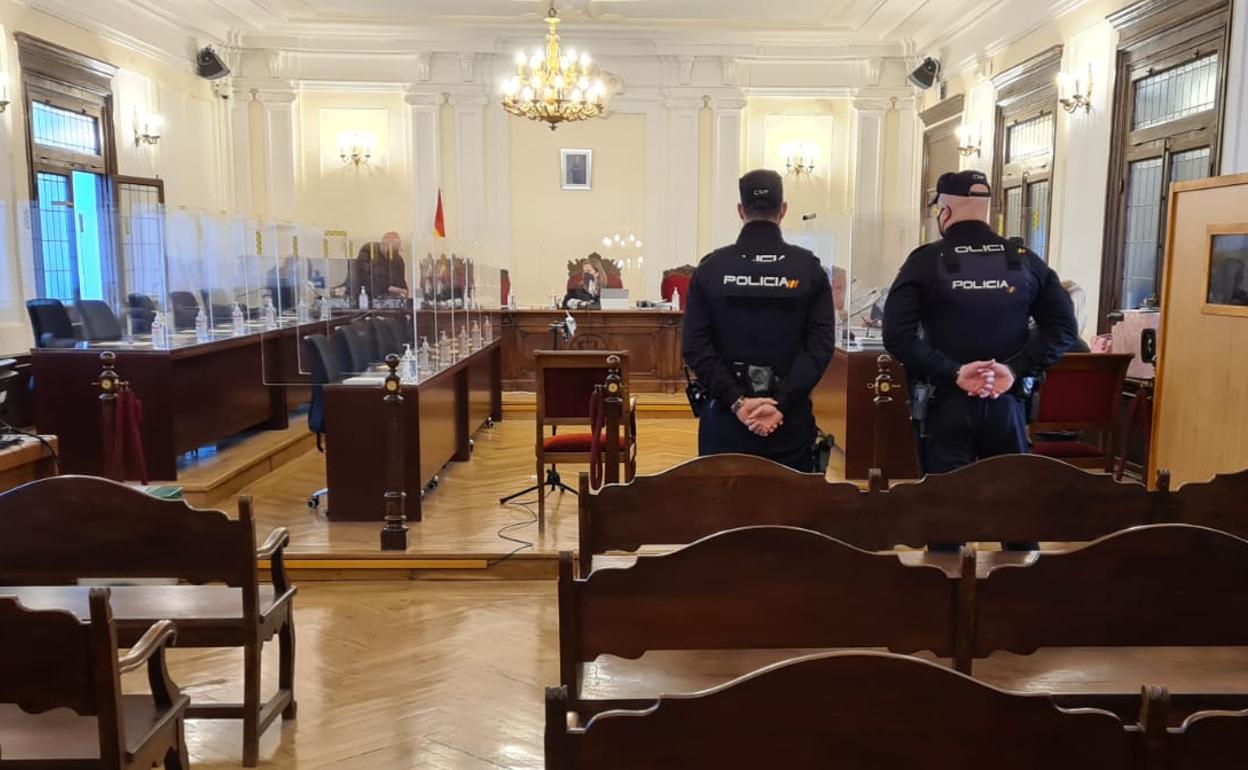 Imagen de archivo de una de las salas de vistas en la Audiencia Provincial de León. 