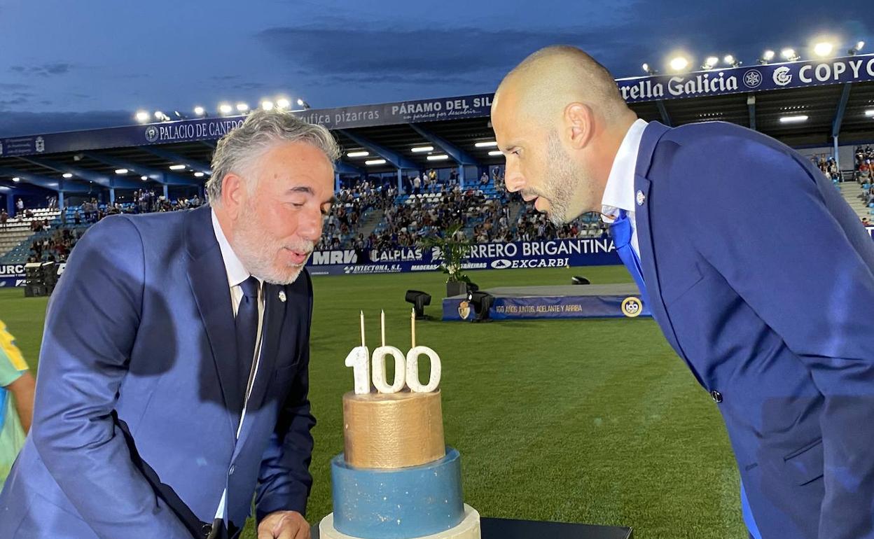 El presidente y el capitán de la Ponferradina suplan la vela de los 100 años de vida del club.