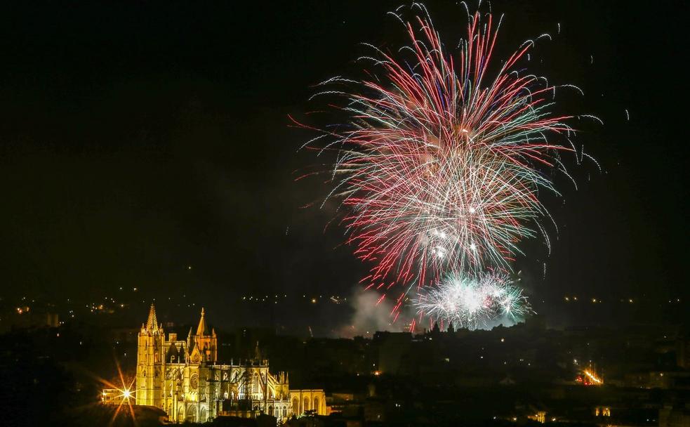 Fuegos artificiales para León en las fiestas de San Juan y San Pedro. 