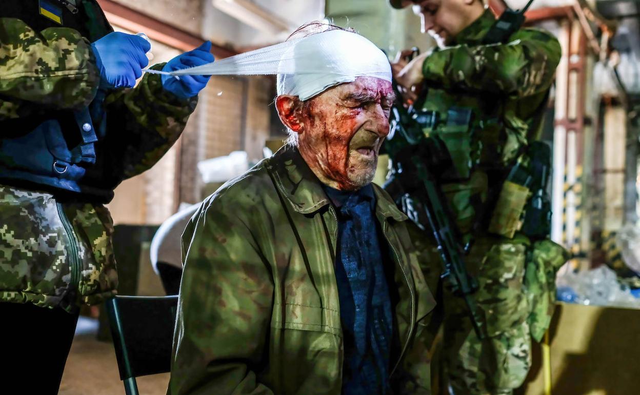 Un hombre es atendido de sus heridas sufridas durante los ataques rusos en la región de Lugansk.