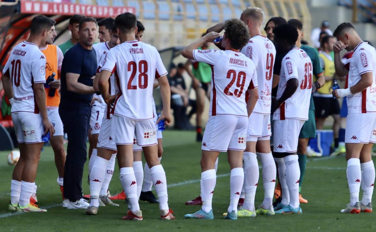 Los jugadores de la Cultural están a la espera de saber qué papel tiene el club para ellos.