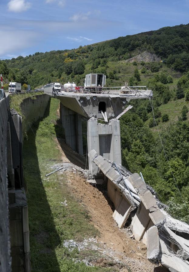 Imagen del área derrumbada tras ceder una de las vigas del viaducto. 