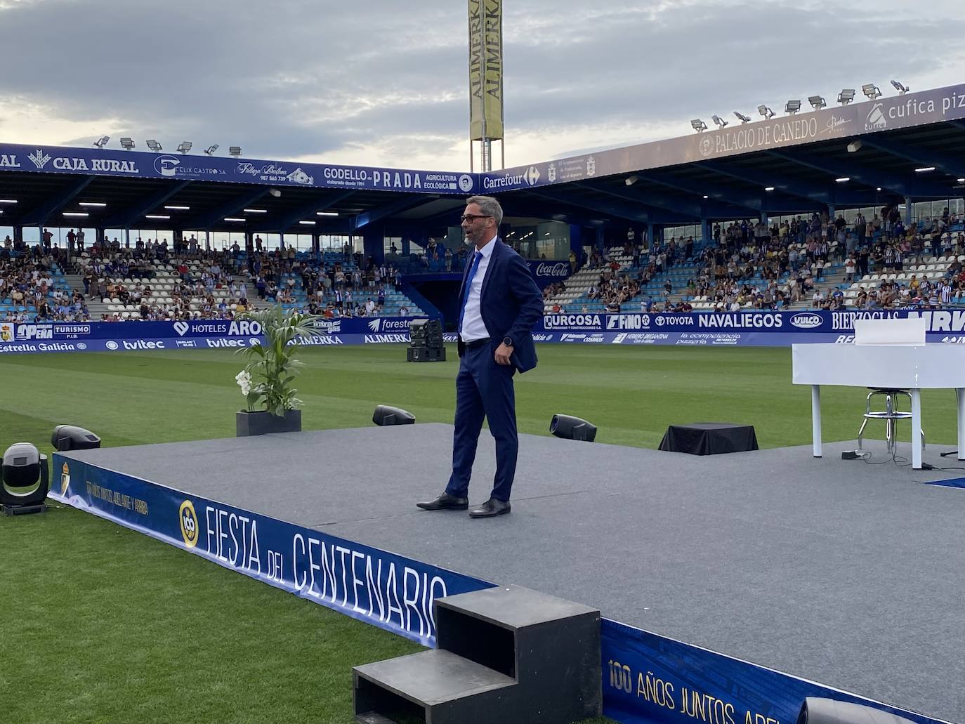 La SD Ponferradina celebra una gran fiesta en el estadio de El Toralín para conmemorar sus cien años de vida. 