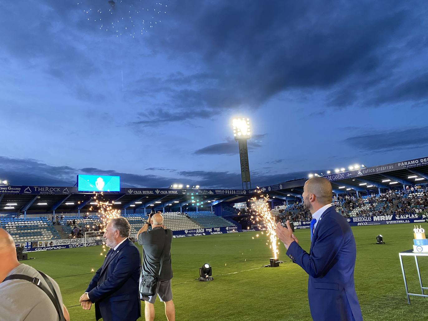 La SD Ponferradina celebra una gran fiesta en el estadio de El Toralín para conmemorar sus cien años de vida. 