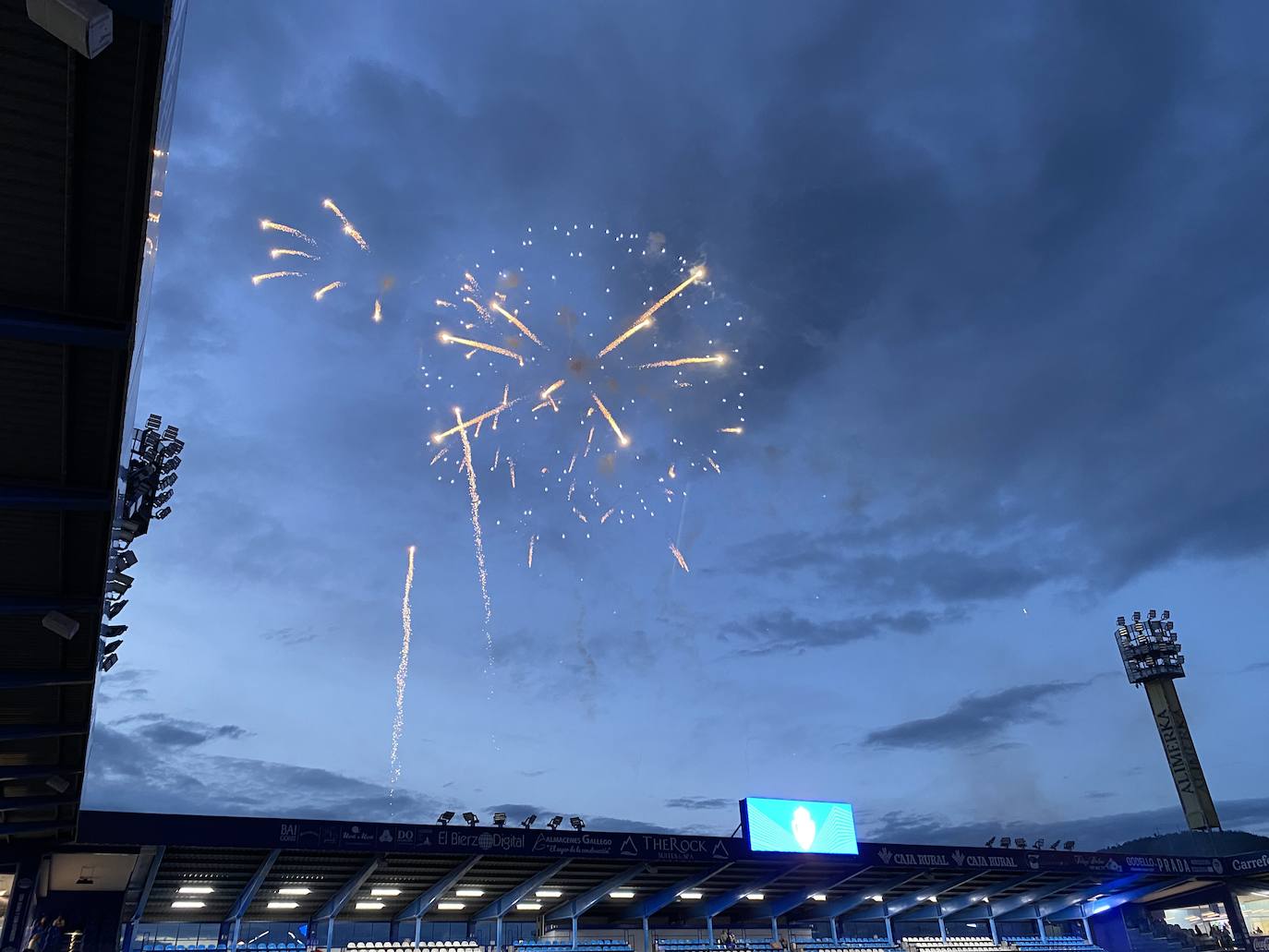 La SD Ponferradina celebra una gran fiesta en el estadio de El Toralín para conmemorar sus cien años de vida. 